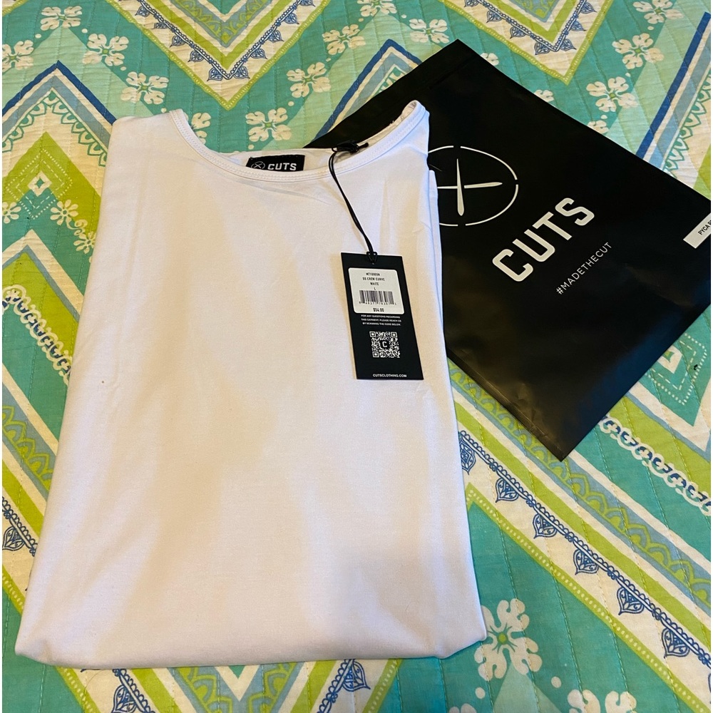 Cuts Men’s AO curve hem t-shirt.